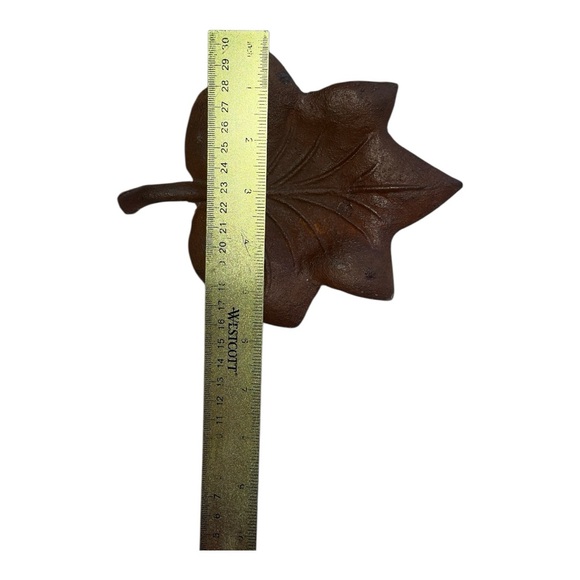 Rustic Leaf-Shaped Decorative Tray Made of Cast Iron - Picture 5 of 5